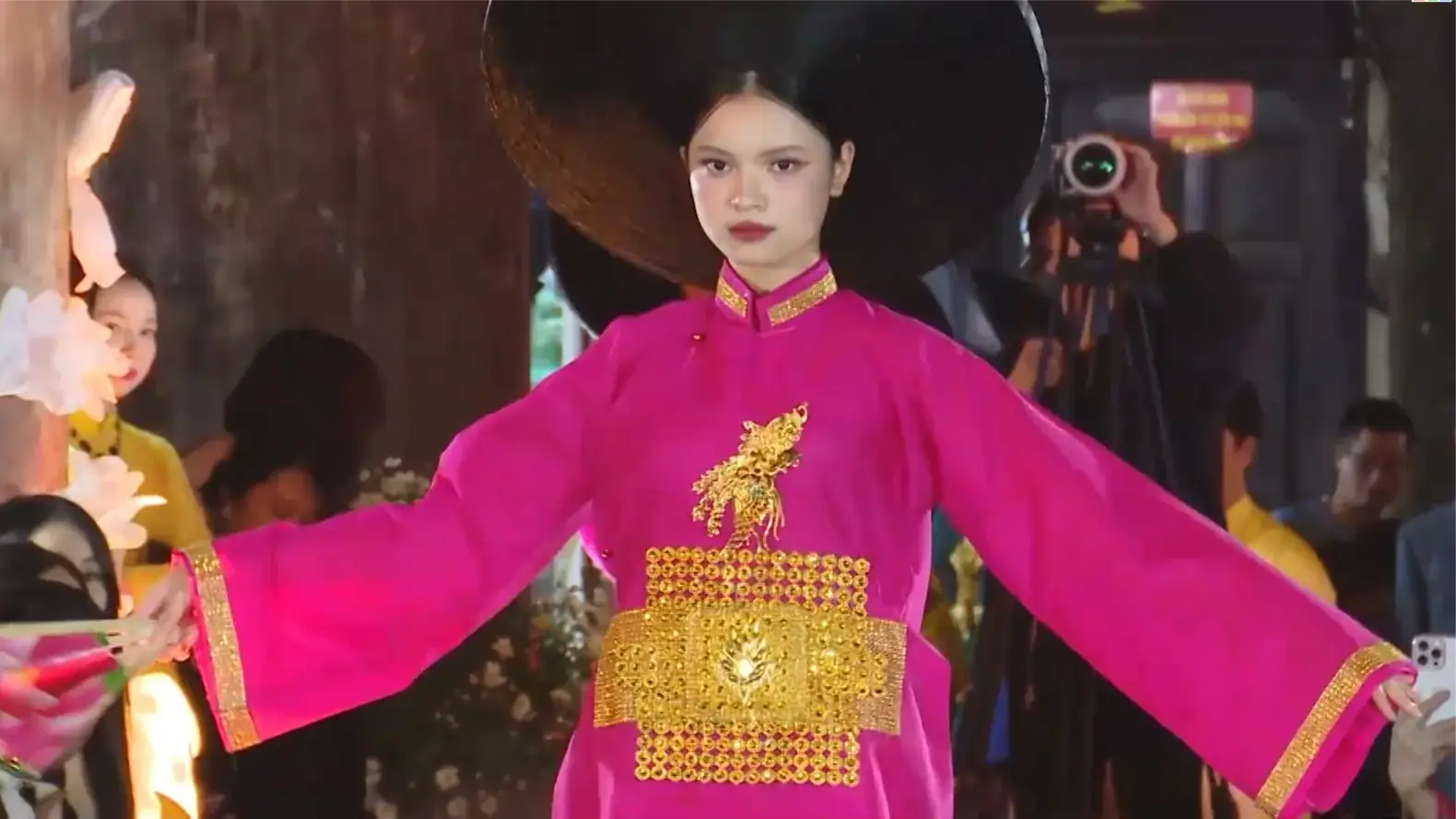 David Minh Đức: 30 năm với sứ mệnh tôn vinh áo dài Việt